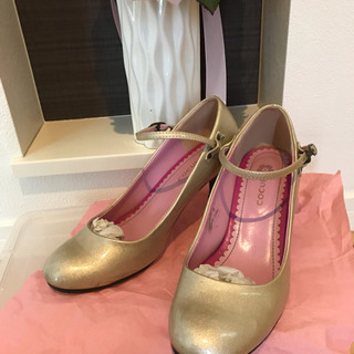 cocue ストラップ付きエナメルパンプス
