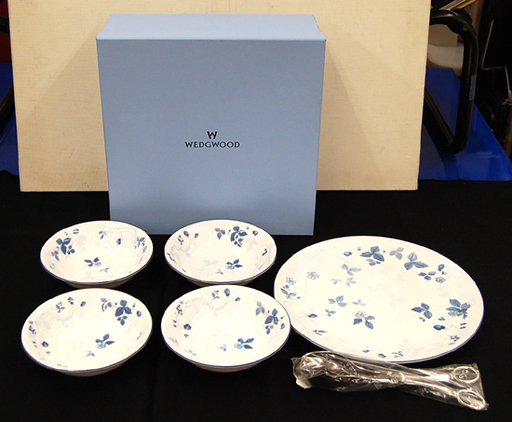 未使用品  STRAWBERRY BLUE 大皿 中皿 トング 6点セット 食器 ウエッジウッド ストロベリーブルー 英国 西洋 陶器☆ PayPay(ペイペイ)決済可能 ☆ 札幌市 清田区 平岡