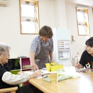 日曜または土曜日に芸術ケアのお仕事の画像