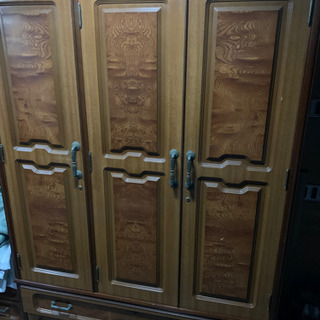 三枚扉衣類収納タンス　コンセントつき