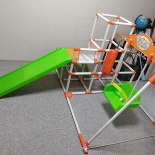 折りたためて収納できるジャングルジム