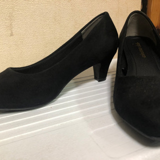 黒パンプスの画像