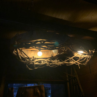 丸太をくり抜いた照明の画像