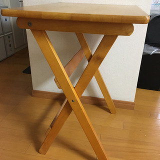 折り畳み木製テーブル