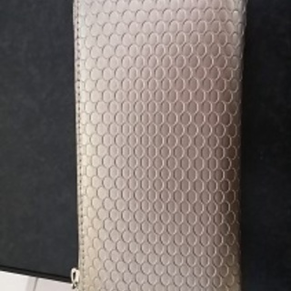 女性向けのベージュの財布