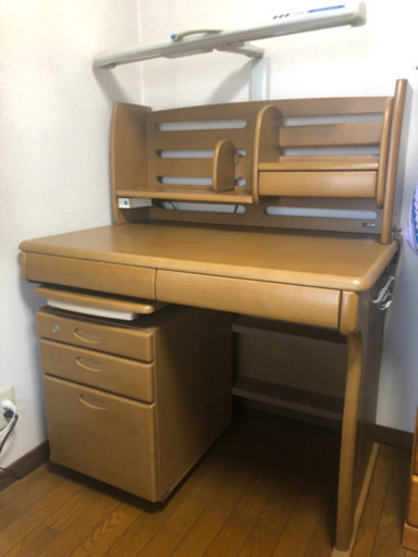 イトーキ学習机　あまり使用して無いので、ほとんどキズも無く綺麗です!