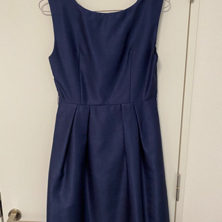 〈パーティードレス〉〈アクセサリーとベルト付〉〈定価2.5万円〉〈試着可〉の画像