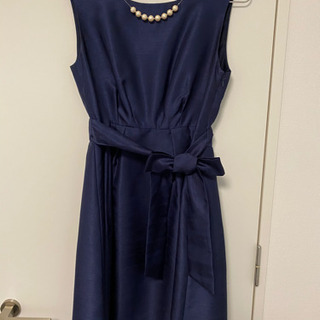 〈パーティードレス〉〈アクセサリーとベルト付〉〈定価2.5万円〉〈試着可〉の画像