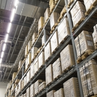 ネット通販商品の出荷作業 室内で「検品・仕分け・シール貼り・梱包...