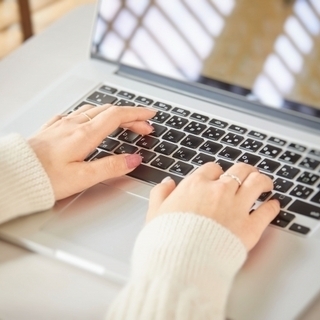 ネット通販商品の出荷作業 室内で「検品・仕分け・シール貼り・梱包」するお仕事！の画像