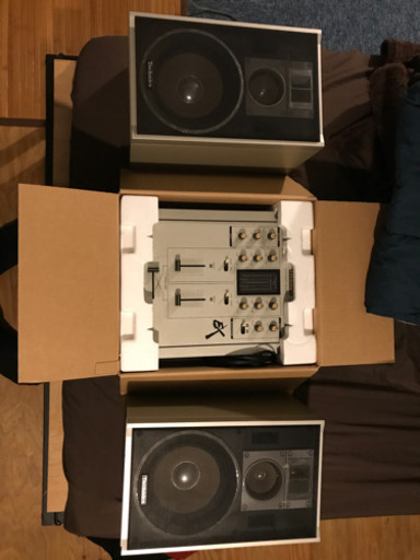 DJセット　スピーカーとミキサー