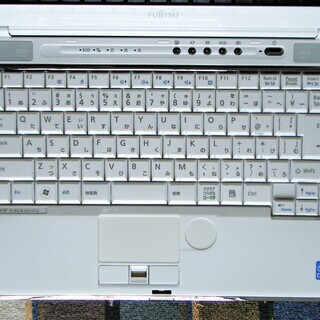 🔴新年特価💖13.3型/アーバンホワイト /高性能🆙i3/メモリ4GB♪/大容量！HDD320GB/MS Office 2016📒✎/DVDマルチ(コピー可)📀/カメラ📹/マイク🎤/SDカードスロット🅌/HDMI📺/すぐ使えるWin10メディア作成ツール付💿/すぐ繋がるWi-Fi📶/点検整備清掃済み😊/FUJITSU BIBLO MG/G70の画像