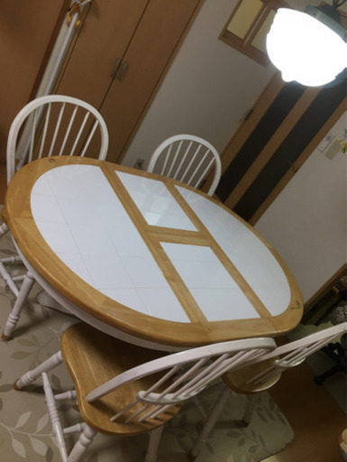 アンティークなダイニングテーブル