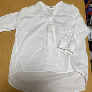 白いシャツ