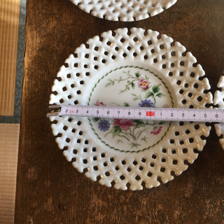 縁が綺麗なデザート皿 4枚の画像