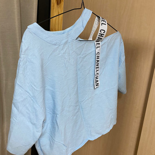 青いファッションシャツ