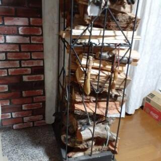 ★薪ストーブ　薪置き場　中古自作品　キャスター付で掃除もらくらく　の画像