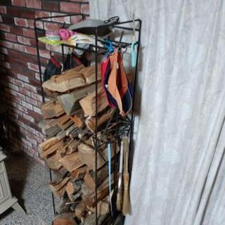 ★薪ストーブ　薪置き場　中古自作品　キャスター付で掃除もらくらく　の画像