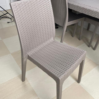 プラスチック製屋内外用ダイニングテーブル/チェアセットの画像