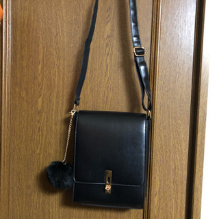 【【未使用】黒 ショルダーバッグ ポンポンチャーム付き♡