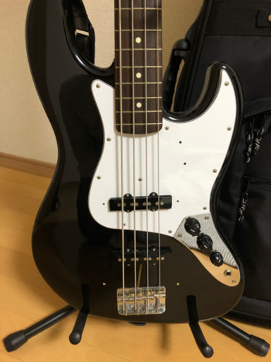 フェンダーのベース、ケース付き