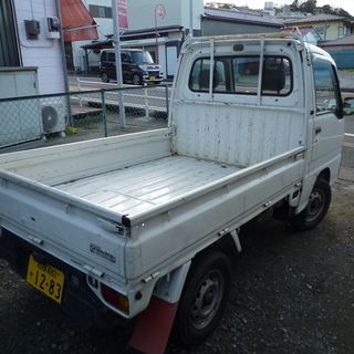 軽専門在庫５０台　平成１０年　サンバートラック　４WD　６万円　諸経費込７万円　車検令和２年５月　５速マニュアルの画像