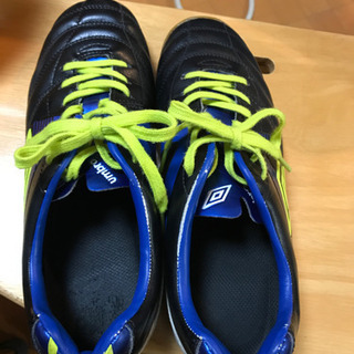 umbro  サッカー室内で使用シューズ24cmの画像