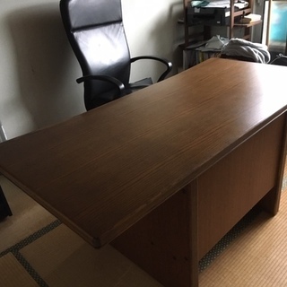 アンティーク調のスタディーデスクです。