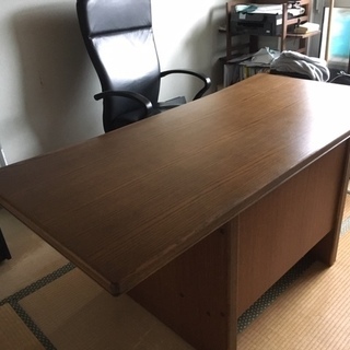 アンティーク調のスタディーデスクです。の画像