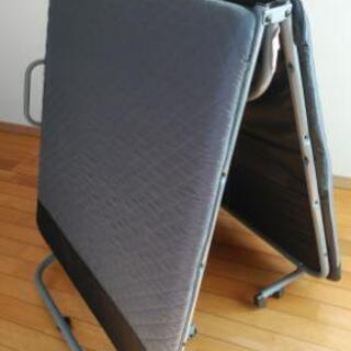 折りたたみ式簡易ベッド