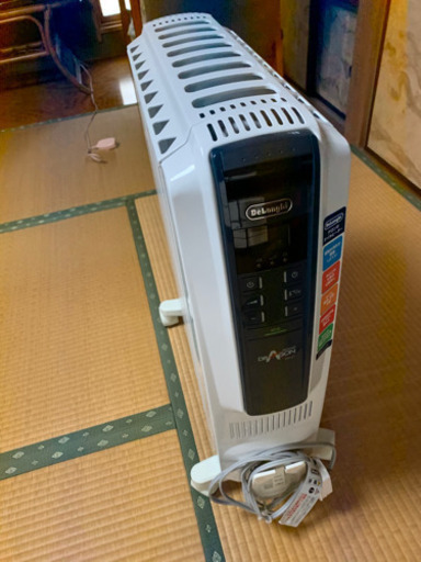 【値下げしました】デロンギオイルヒーター10〜13畳用　QSD0915-BL