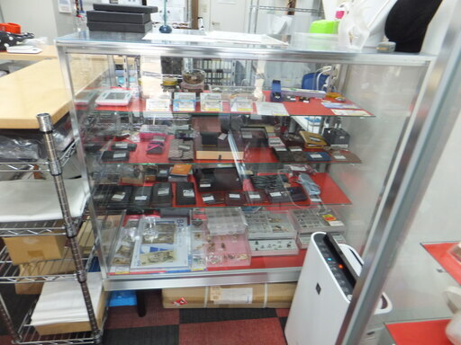 （直接引取限定）ガラスショーケース①　シルバー　120×60×122 照明1基　格安でお売りします。