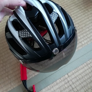自転車ヘルメット, LEDライト付　57-61cm男女兼用の画像