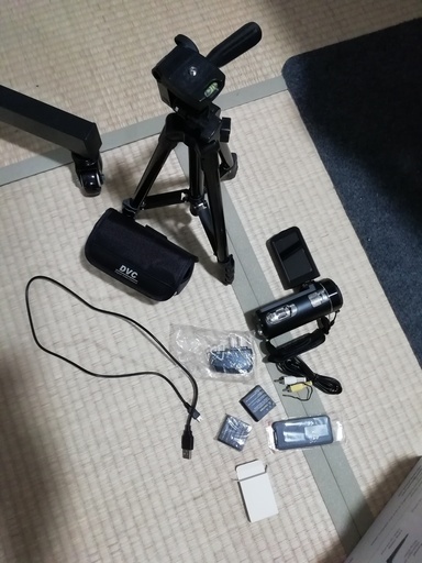 ビデオカメラ デジタルカメラ カムコーダー フルHD 18Xデジタルズームナイトビジョン、液晶と270度の回転画面リモートコントロール付き