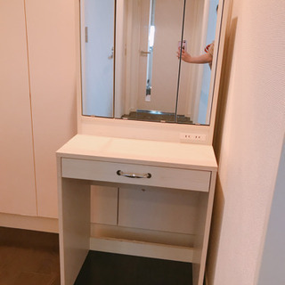 【お渡し決まりました】ホワイトのドレッサー