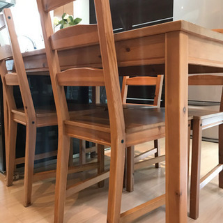 IKEAテーブルと椅子3or4脚の画像