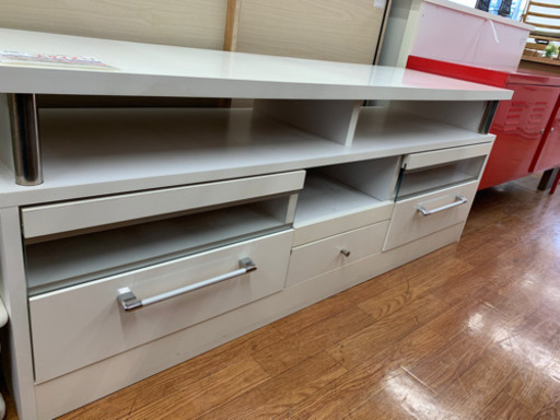 お部屋に馴染み易い白いテレビボードです!  収納沢山です!