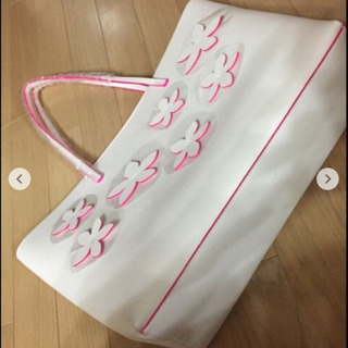 エスティローダー ホワイト×濃ピンク 花飾りカバンの画像