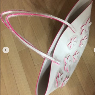 エスティローダー ホワイト×濃ピンク 花飾りカバンの画像