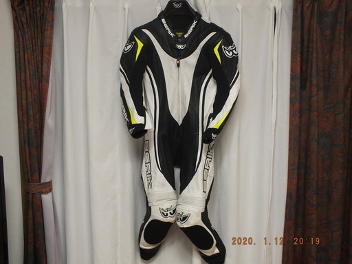 Berikレーシングスーツ売ります。