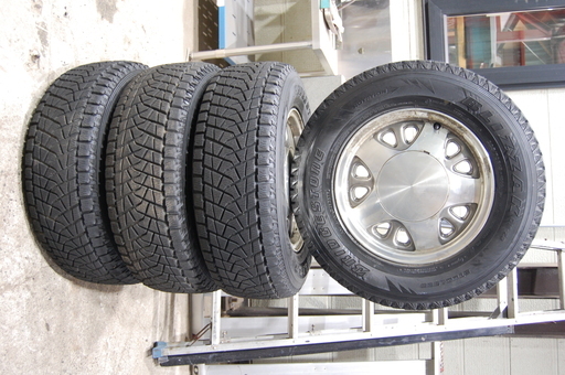 中古スタッドレス4本セット　ブリヂストン ブリザック DM-Z3 225/70R15　シボレーアストロ純正ホイール