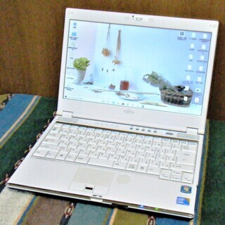 🔴新年特価💖13.3型/アーバンホワイト /高性能🆙i3/メモリ4GB♪/大容量！HDD320GB/MS Office 2016📒✎/DVDマルチ(コピー可)📀/カメラ📹/マイク🎤/SDカードスロット🅌/HDMI📺/すぐ使えるWin10メディア作成ツール付💿/すぐ繋がるWi-Fi📶/点検整備清掃済み😊/FUJITSU BIBLO MG/G70の画像