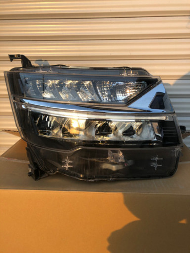 ダイハツ　ムーヴLA150S純正右ヘッドライト