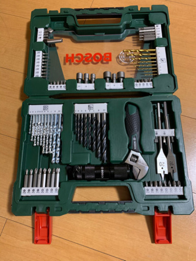 BOSCH バッテリードライバードリル、バッテリー、83ピースアクセサリー付
