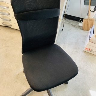 美品　オフィスチェア　黒　メッシュ腰当て付き ひじ無し