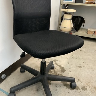 美品　オフィスチェア　黒　メッシュ腰当て付き ひじ無しの画像