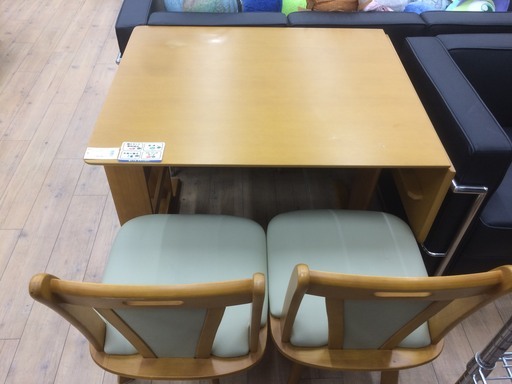 ナチュラルカラーのダイニング３点セットです！