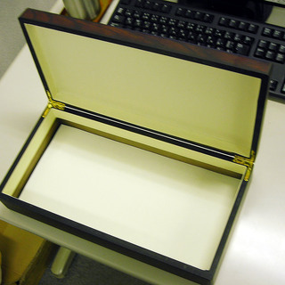 【お受取人様決定しました】蝶番フタつきのシックな木箱　幅36.5 × 奥行19 × 高さ8 cm【ありがとうございました】の画像