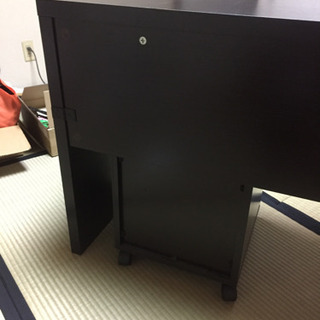 デスクと三段引き出し の画像
