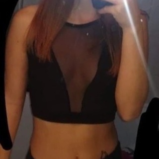 セクシークロップトップの画像